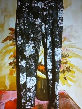 Black Floral S. Leg Pants